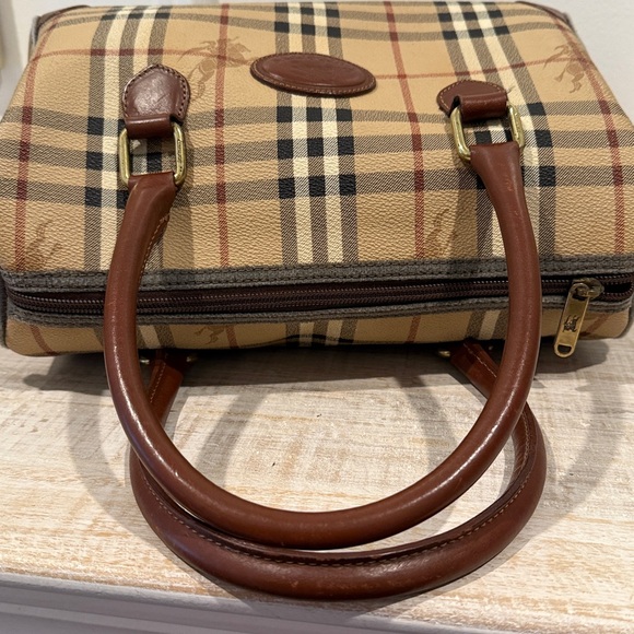 Burberrys Tan Nova or Haymarket Checked Boston Bag - Picture 10 of 13